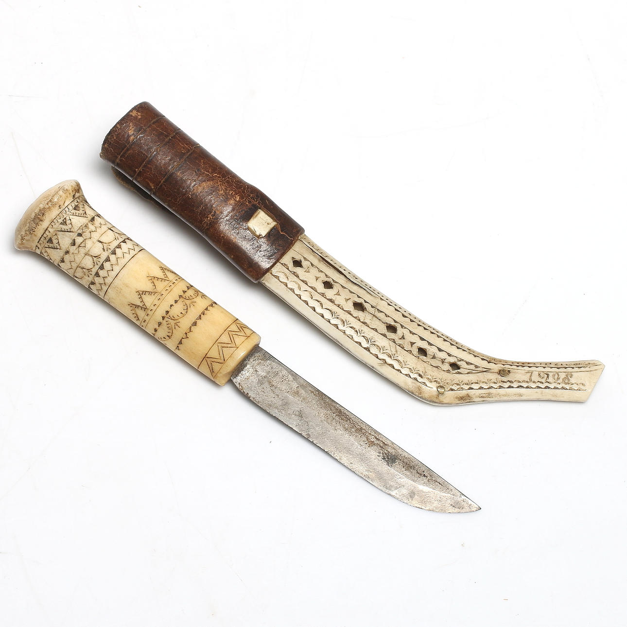 PAVA KATARINASSUN FANKKI. Kniv, horn, samearbete, monogramsignerad "P.K.F.", Rattejokk. 1908.