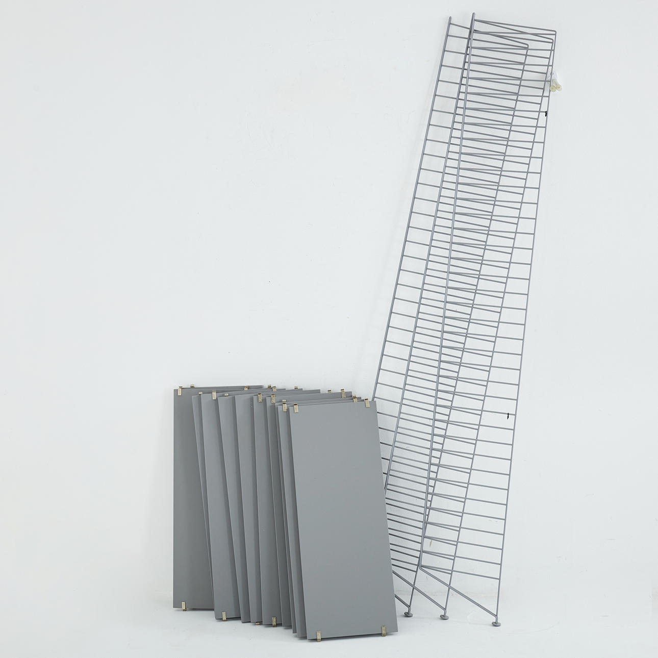 A string shelf, 14 dlr, painted grey, marked on brackets, 1900/2000s.
