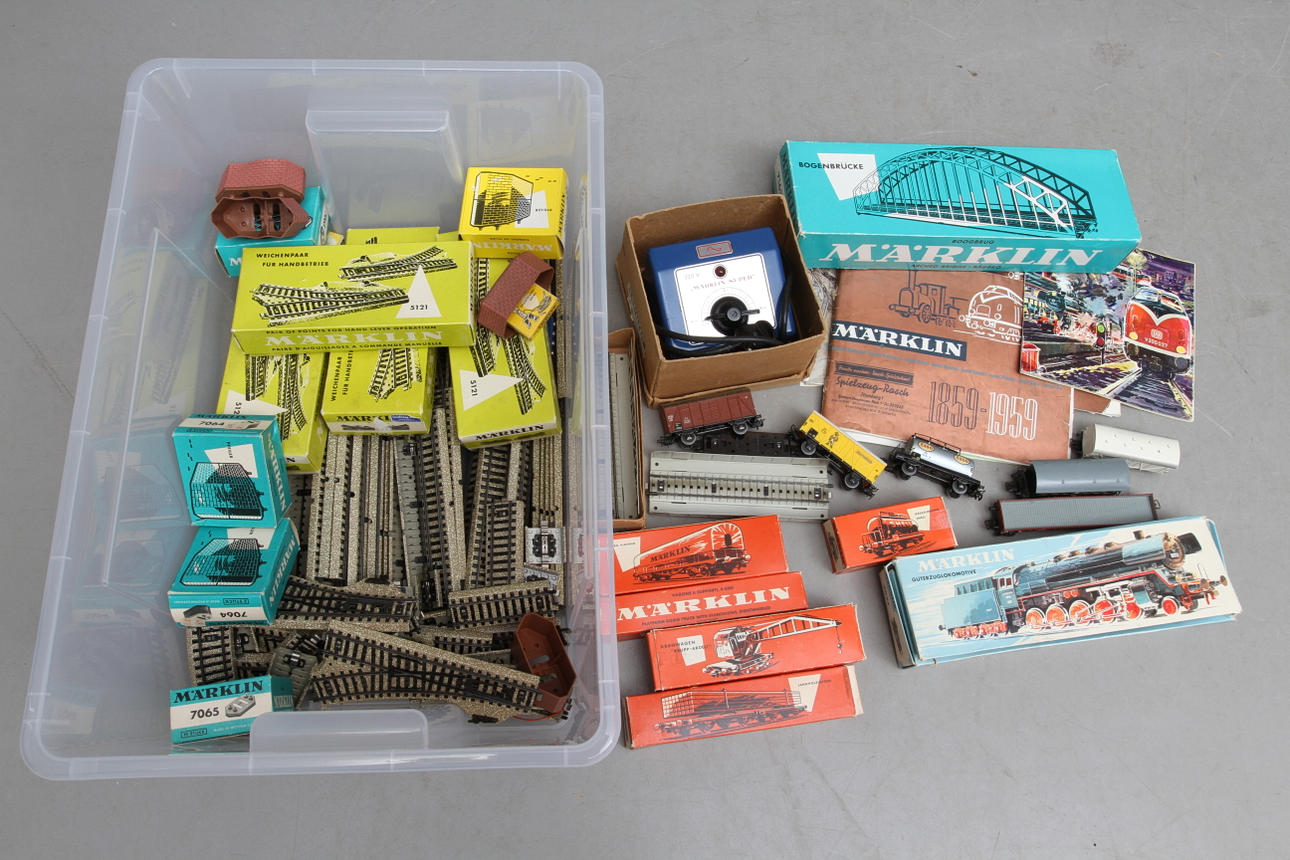 MÄRKLIN ånglok 3027, 12 vagnar, 3 broar, bropelare, räls, kataloger, trafo med mera. Delvis originalkartonger.