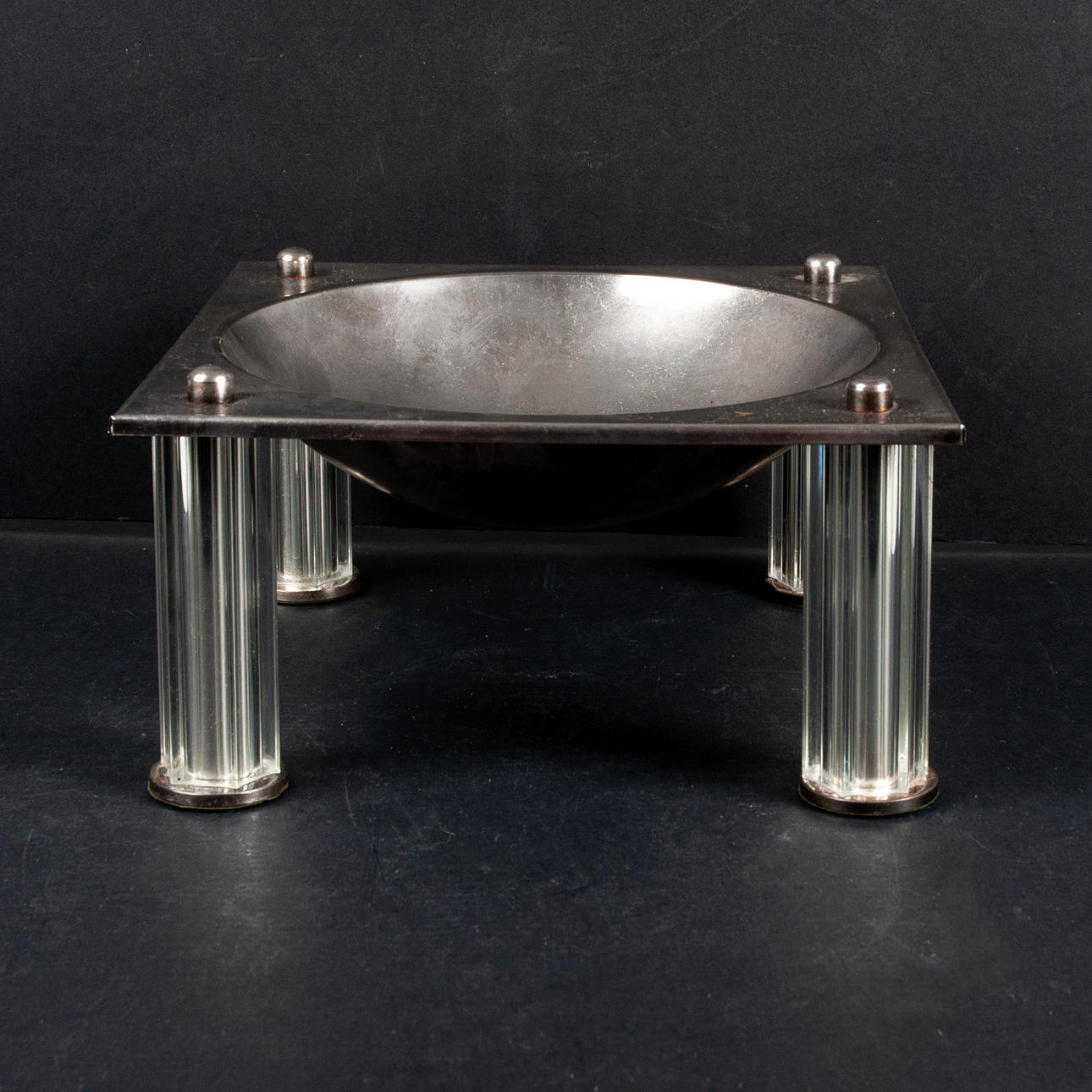 LARS SESTERVIK. Skål på kolonformade ben.