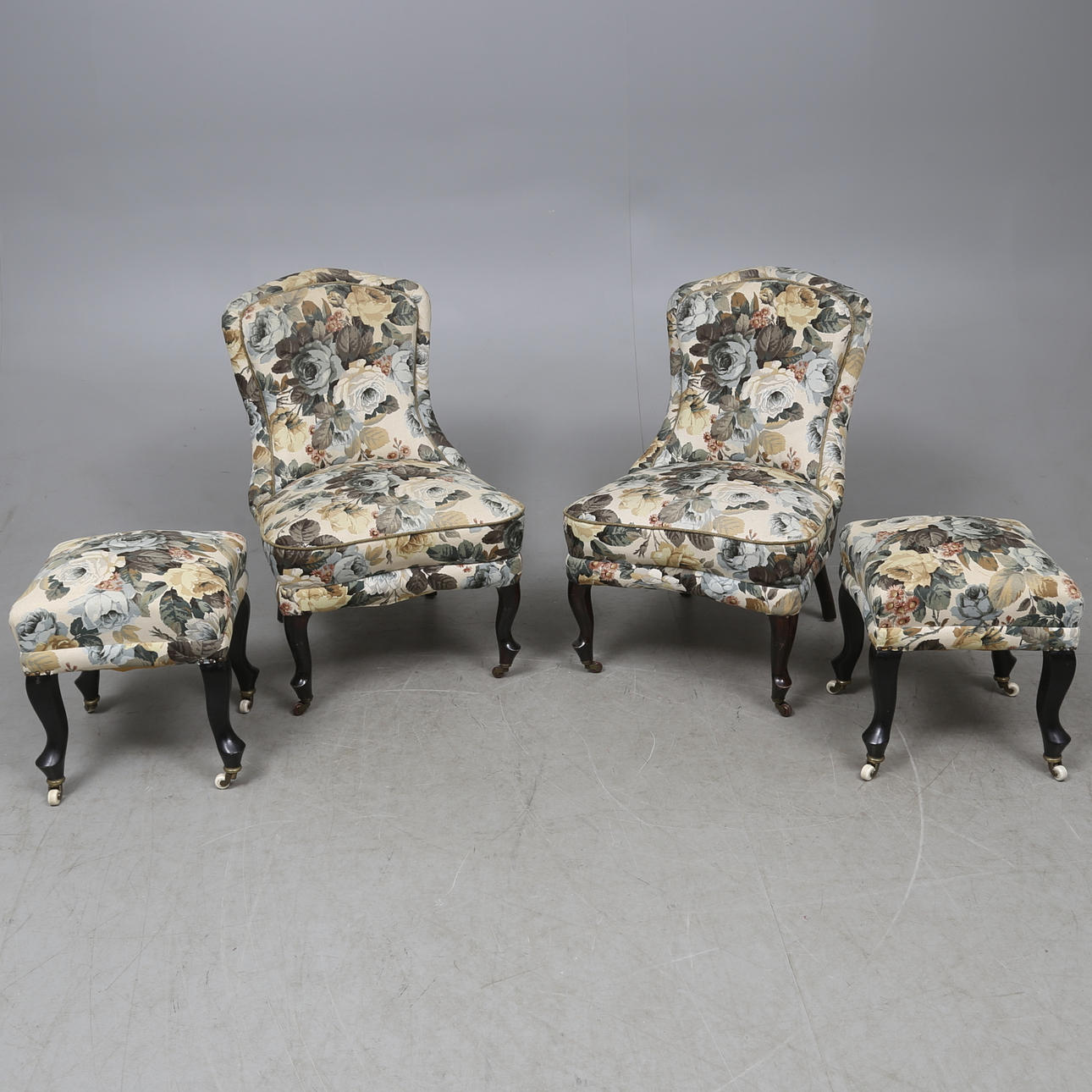 FÅTÖLJER samt PUFFAR, ett par, 1900-tal.