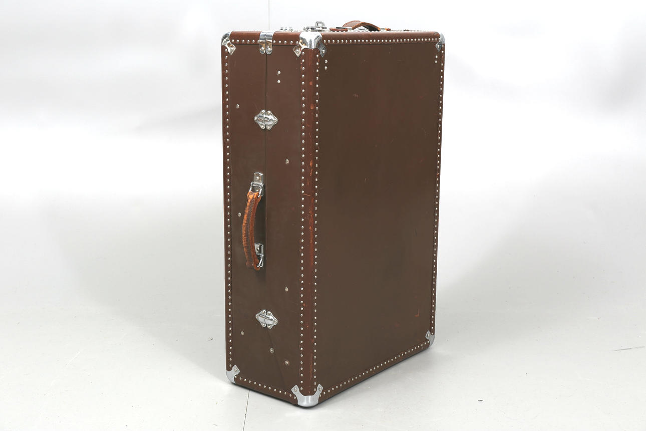 RESEGARDEROB, brunt skinn, 1900-talets mitt.