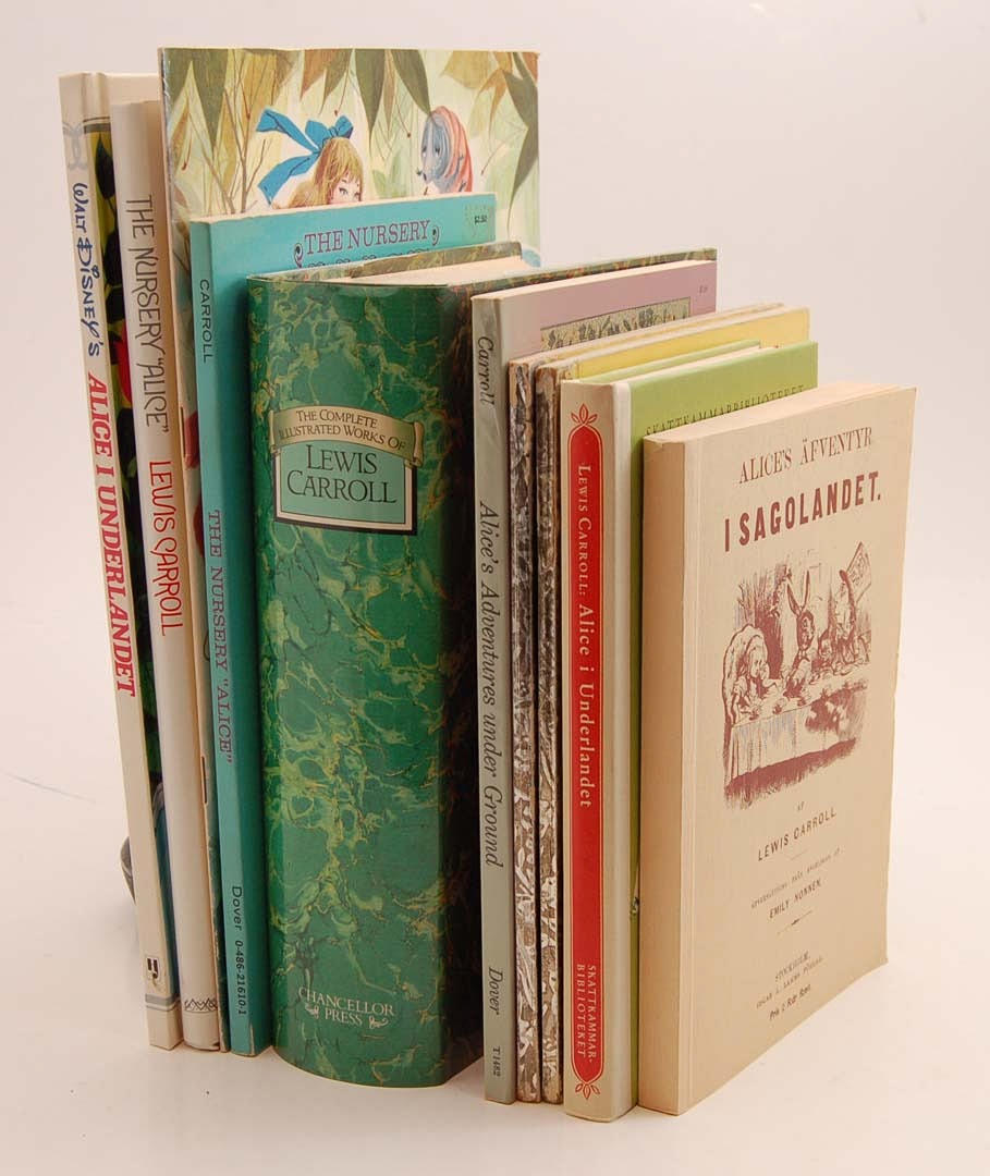 LEWIS CARROL. Samling böcker om Alice i underlandet.