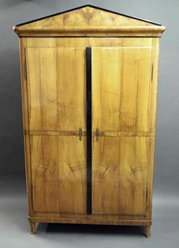 BIEDERMEIER SKAB med trekantet gavl.