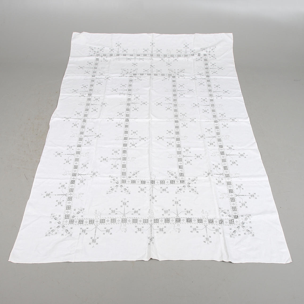 DUK, linneblandning med Hardanger-broderi, 1900-talets första hälft. 240 x 160 cm.