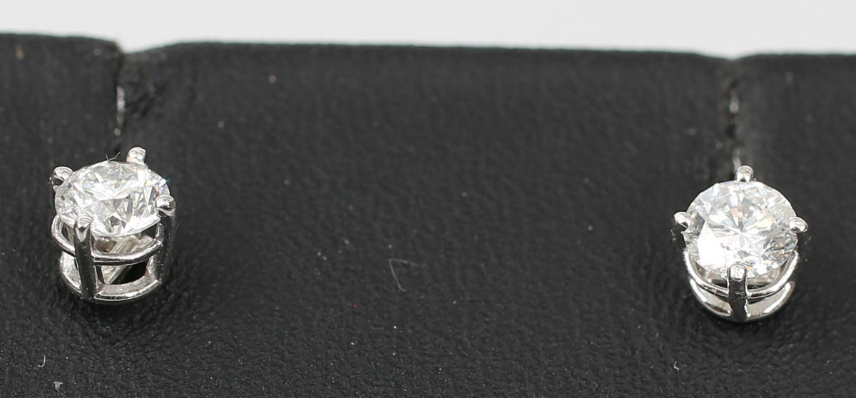 ÖRHÄNGEN, 14K vitguld, diamanter totalt 0,70 carat.