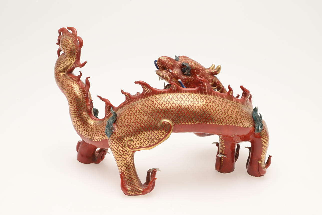 CHINESE PORCELAIN DRAGON. Ceramics & Porcelain - Oriental - Auctionet