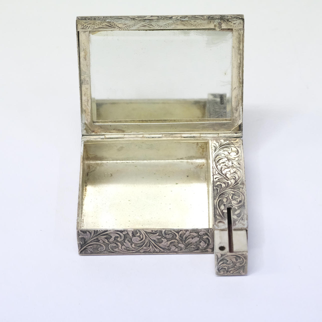 PUDERDOSA OCH HÅLLARE FÖR LÄPPSTIFT, SILVER.