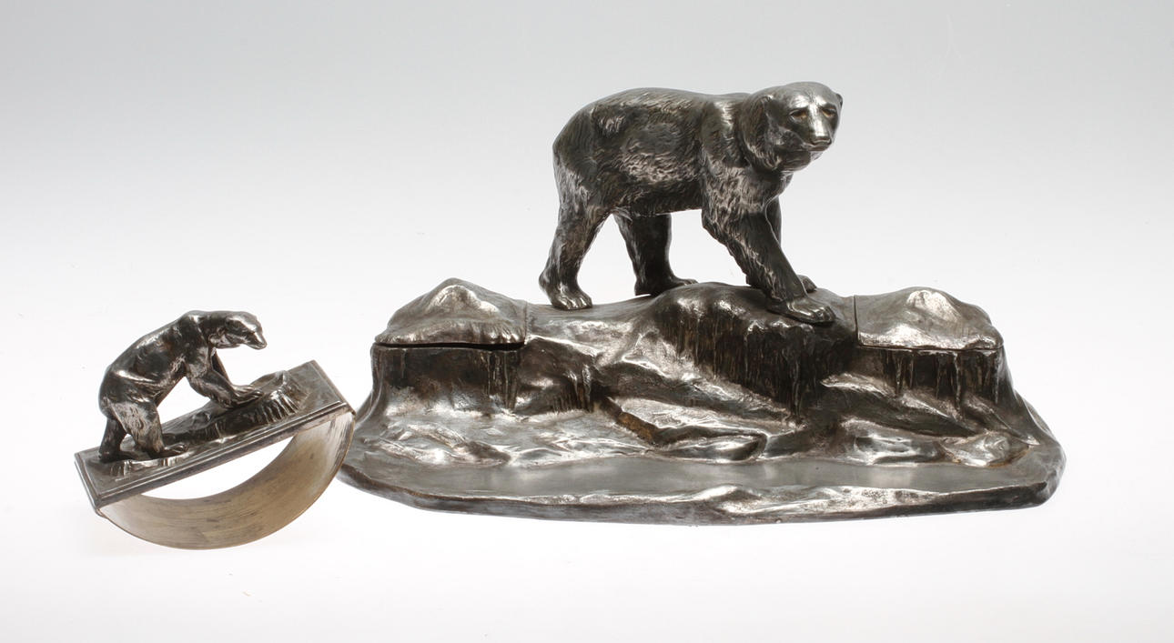 SKRIVBORDSUPPSATS, 2 delar. Vitmetall, 18/1900-tal.