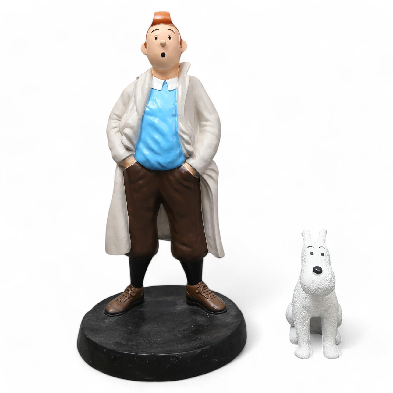 ”Tintin ja Milú”, polykrominen polyesteriveistos.