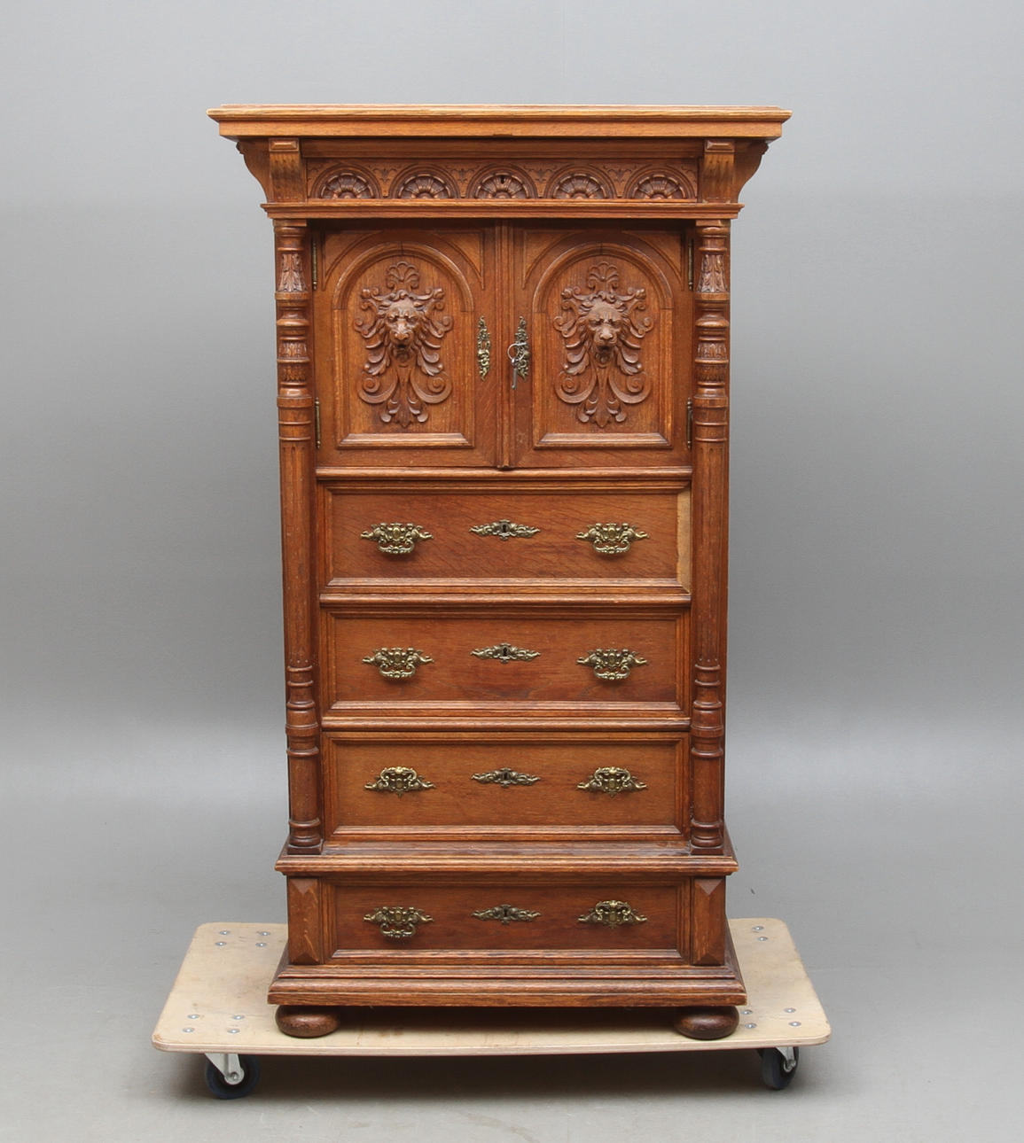 SKÅP, ek nyrenässans, omkring 1900.