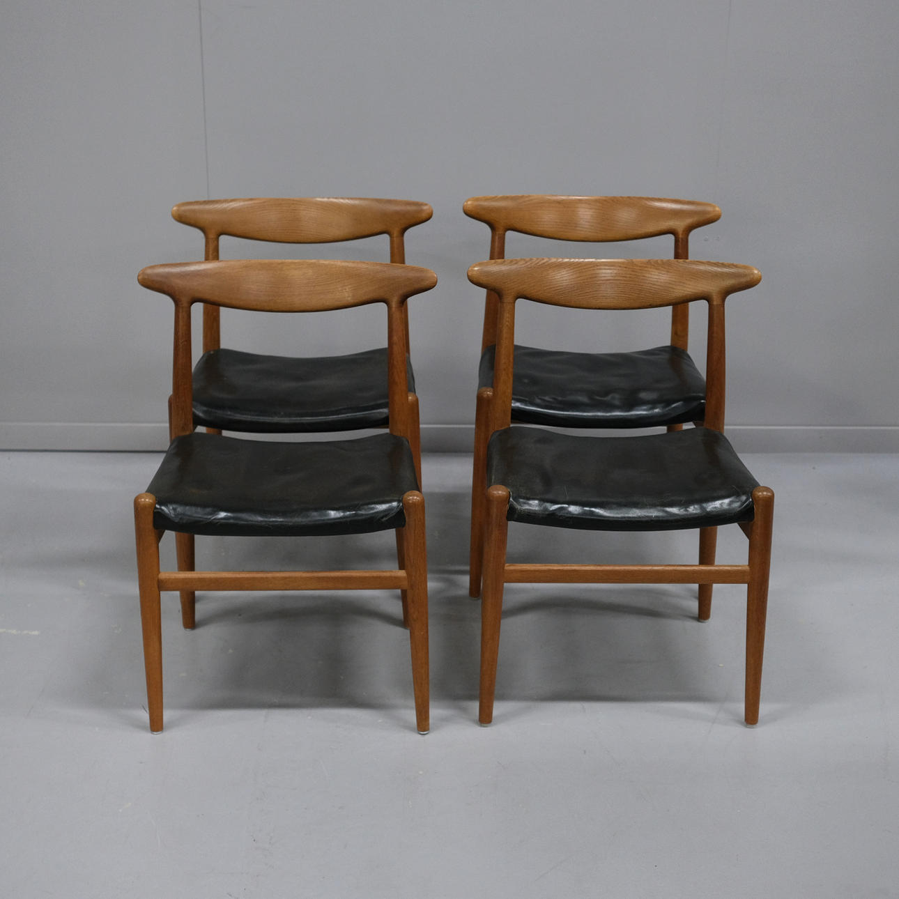 HANS J WEGNER. STOLE, „W1", FIRE STYKKER, C. M. MADSEN.