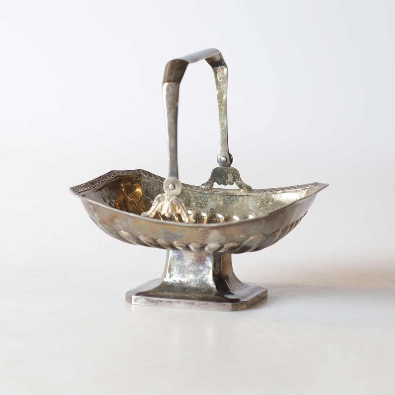 KONFEKTSKÅL, silver, Kejsardömet Ryssland. Totalvikt ca 140,8 gram.