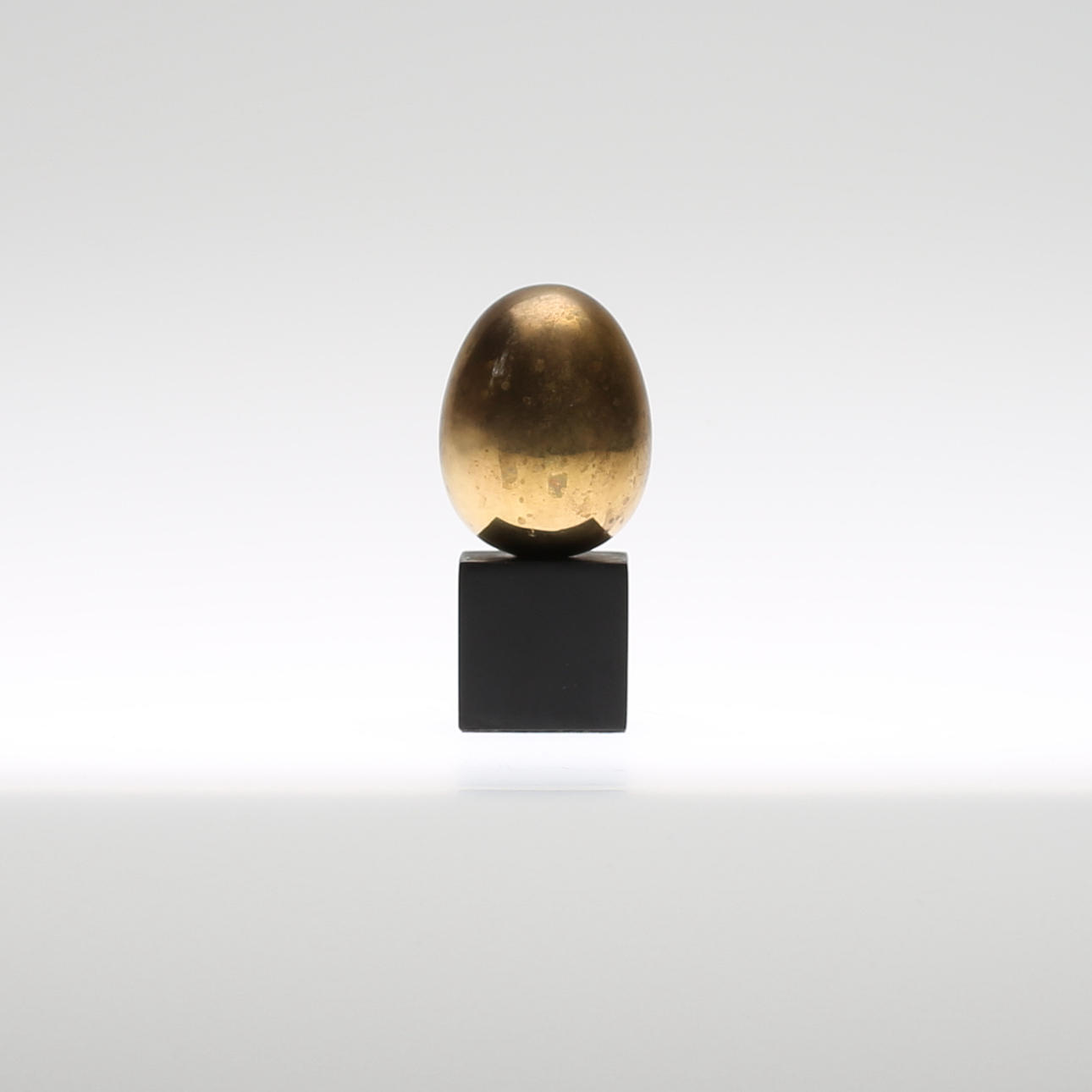 OIDENTIFIERAD KONSTNÄR. Skulptur, mässing, föreställande ägg.