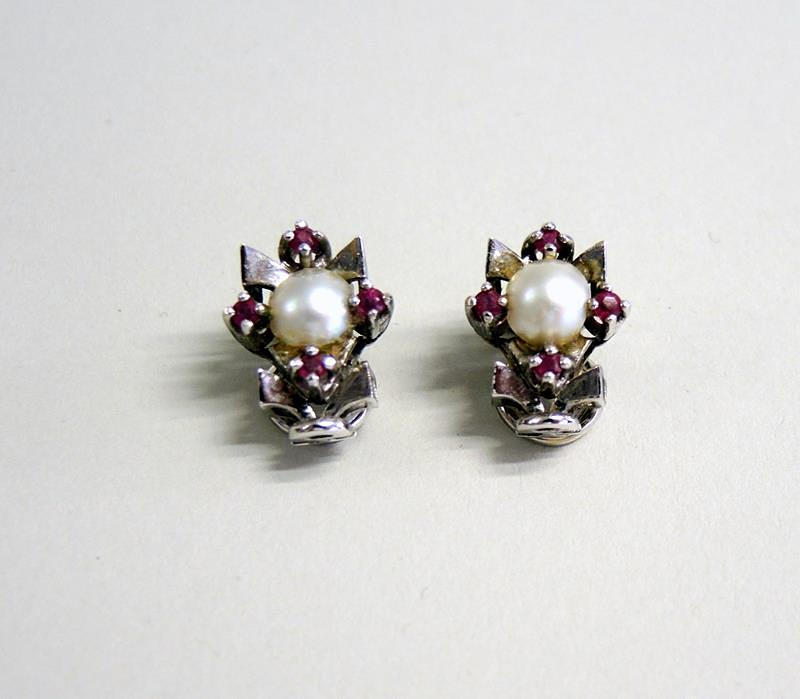 PAR CLIP-ON ÖRHÄNGEN med pärlor och rubiner.
