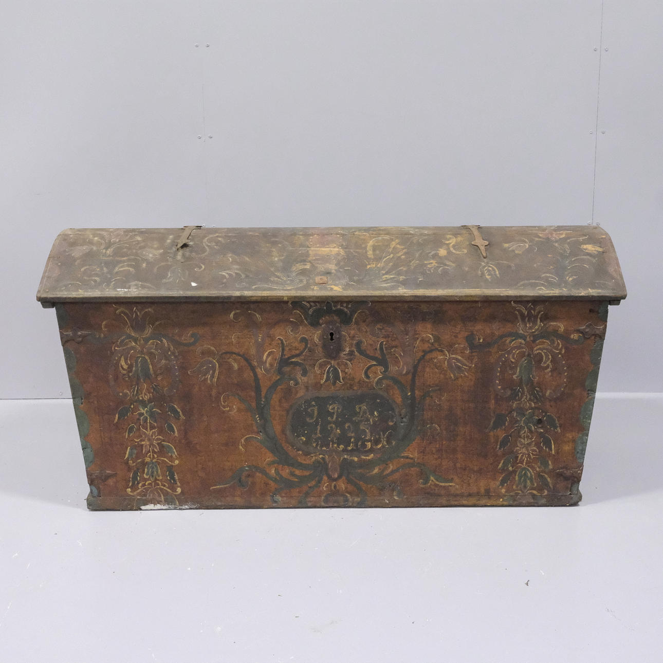 KISTA MED MÅLERI OCH DATERING 1823.