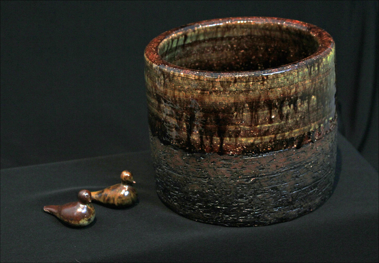 ULLA &GUSTAV KRAITZ. Krus + 2 st fåglar, stengods (3). Signerade Kraitz.