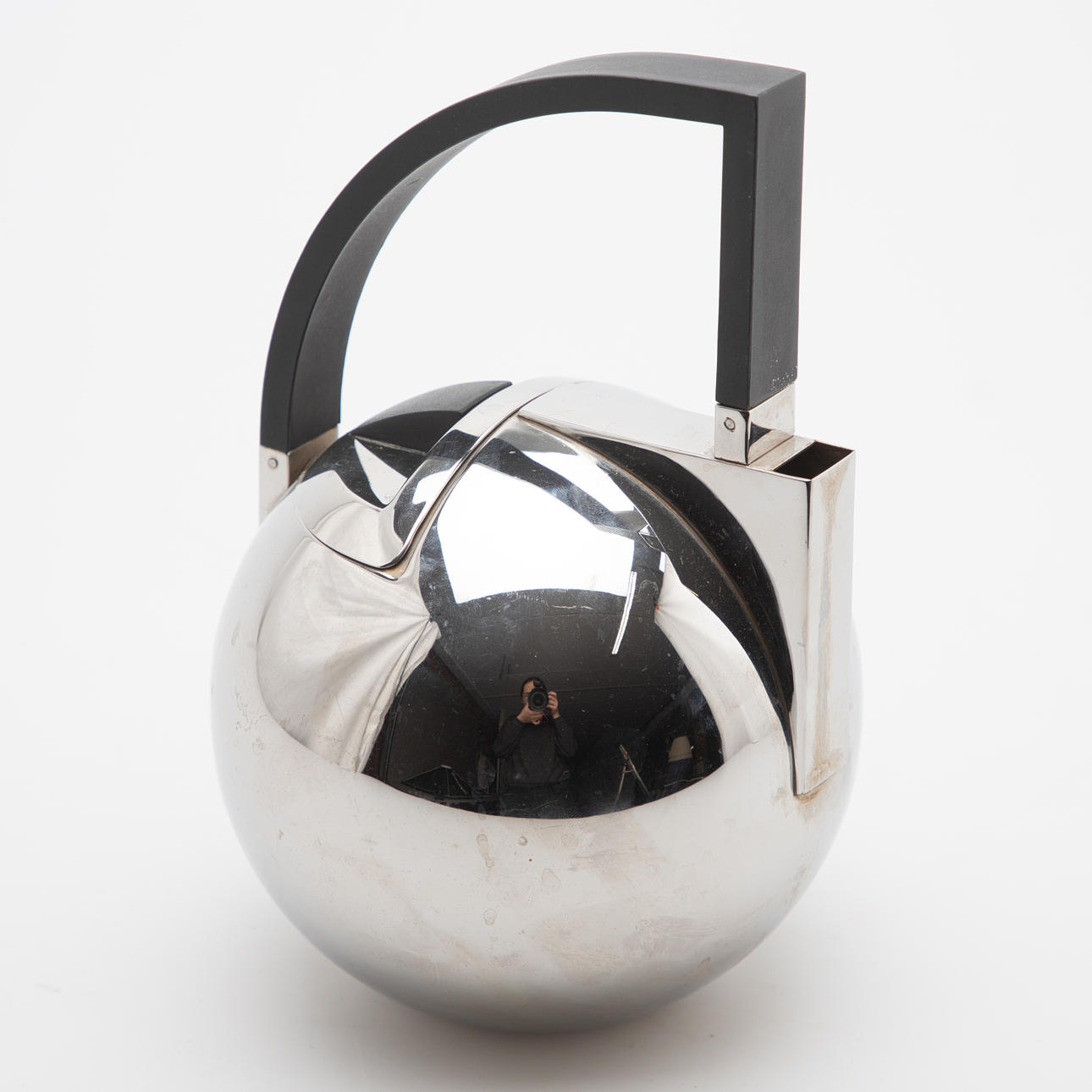 OLIVER HEMMING. “Nio” steel teapot.