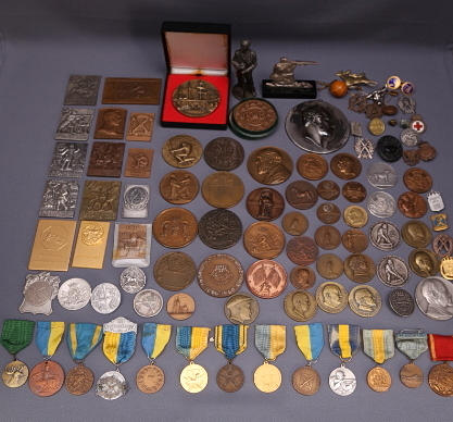 PLAKETTER & MEDALJER, metall, ett parti.