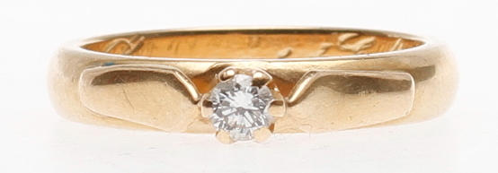 RING, 18k guld med diamant, vikt ca 4,7 gram.