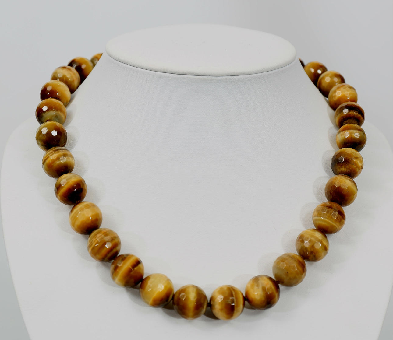 COLLIER, tigeröga, 14 mm, lås i förgyllt sterlingsilver, 2000-tal.