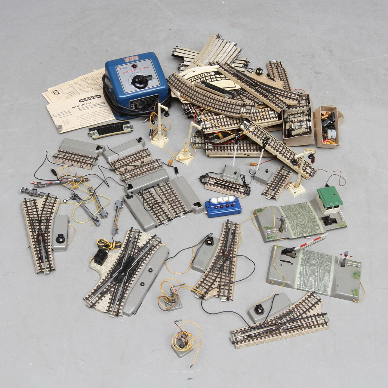 MÄRKLIN, räls, växlar, övergång, avkopplare, stoppbockar med mera.