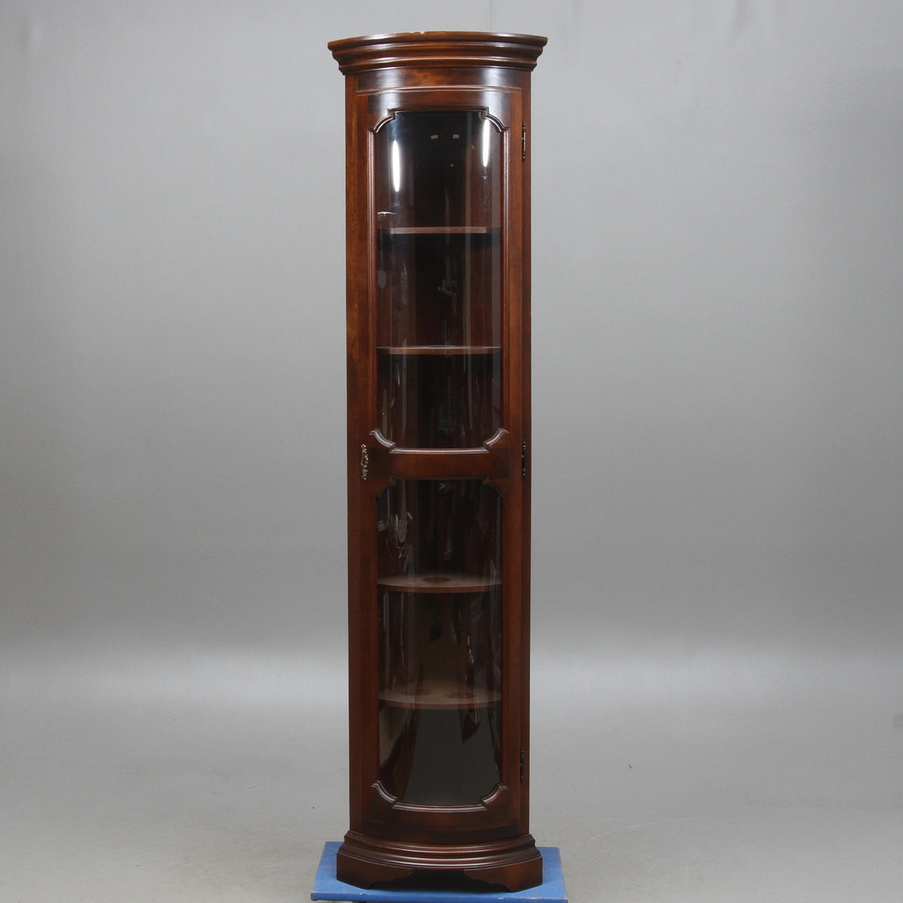 HÖRNVITRINSKÅP, engelsk stil, 19/2000-tal.