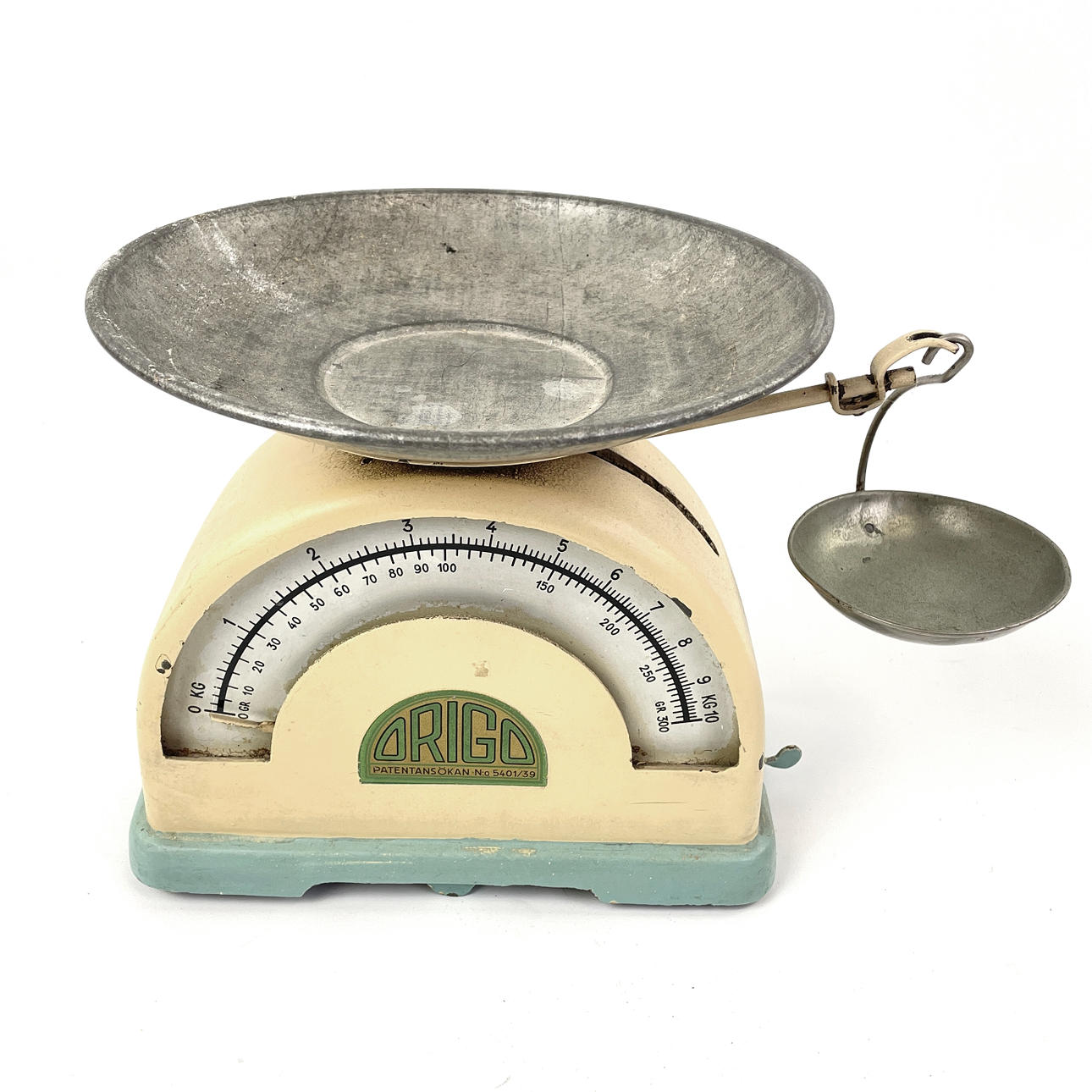 A metal kitchen scale, origin, 20th century.