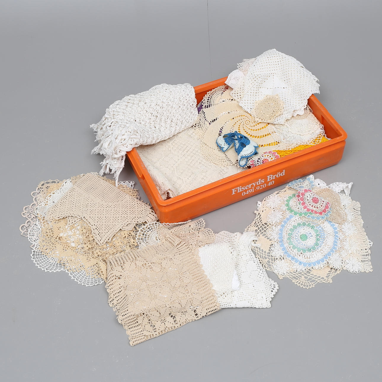 DUKAR m.m, drygt 90 st, virkat.