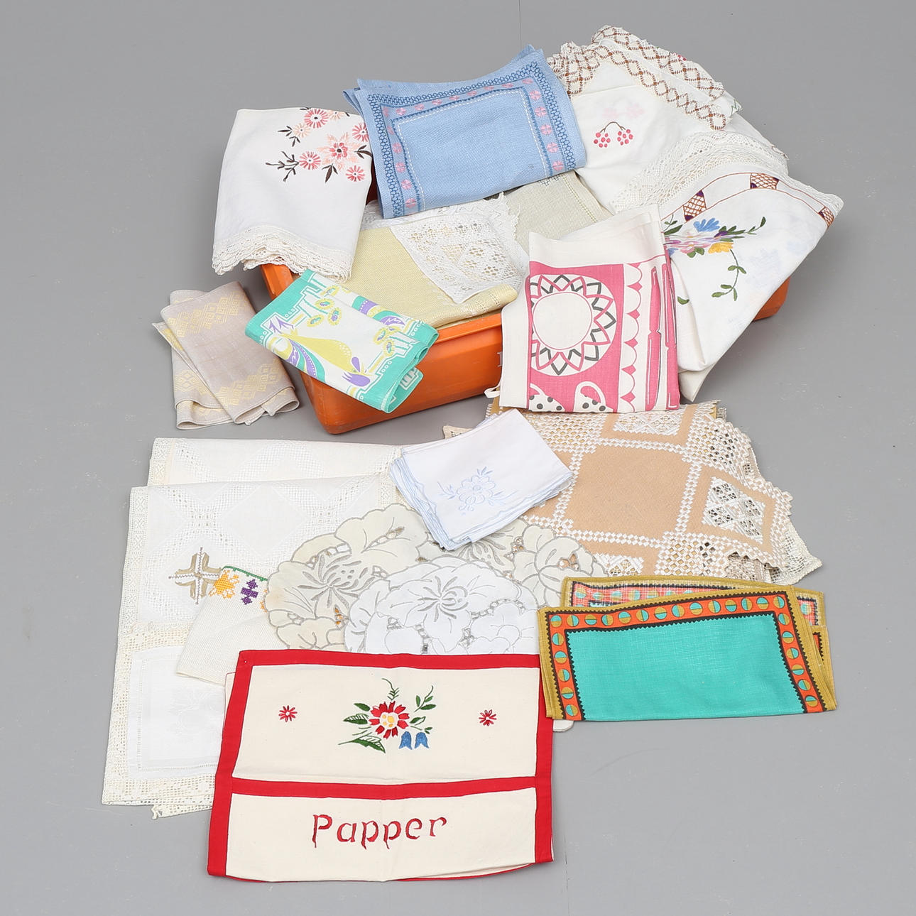 DUKAR, drygt 60 st, broderat m.m, olika tekniker.