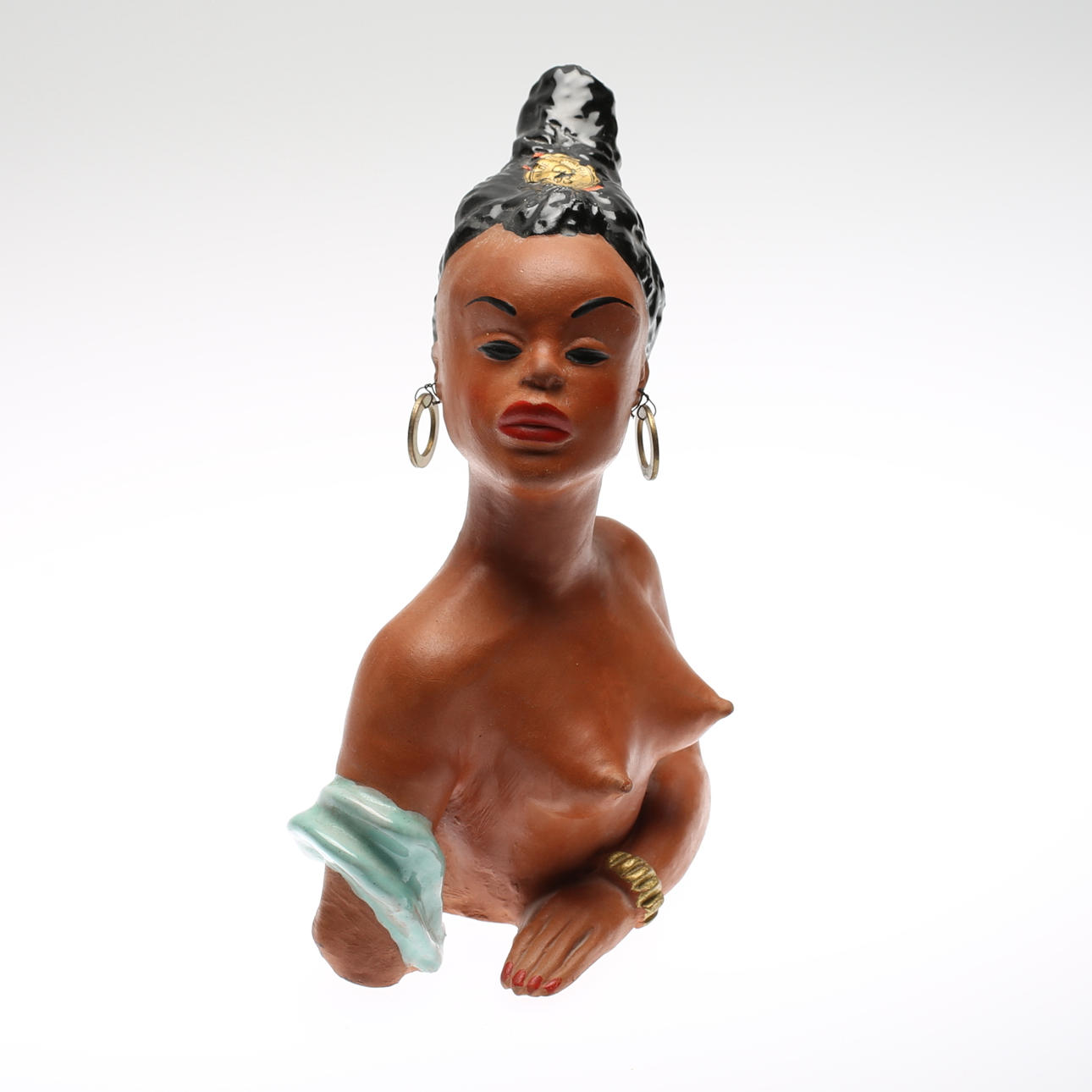 OIDENTIFIERAD KONSTNÄR. Byst av kvinna, keramik, tillverkad i Österrike, 1900-talets mitt.