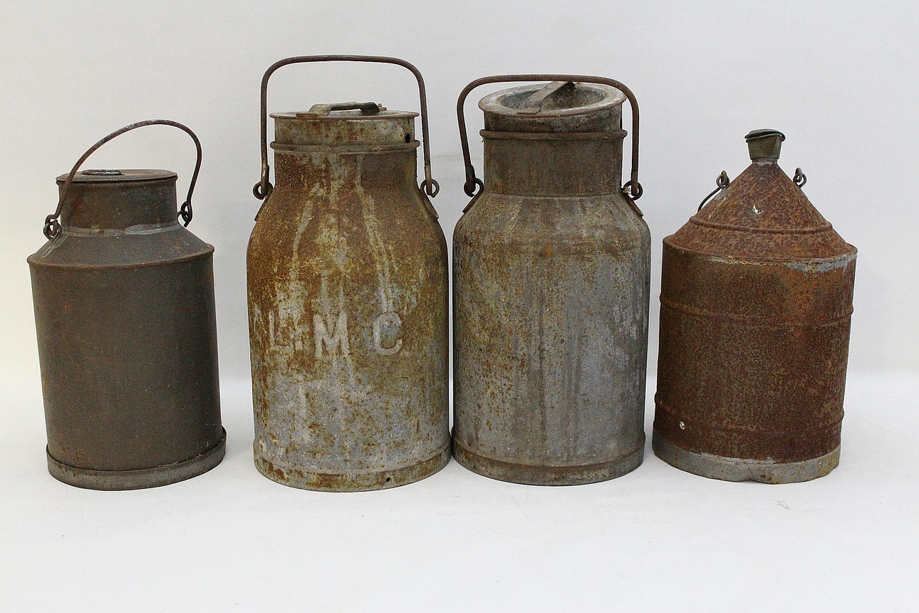 KANNOR, 3 st mjölkkannor 1 st, fotogenkanna, plåt.