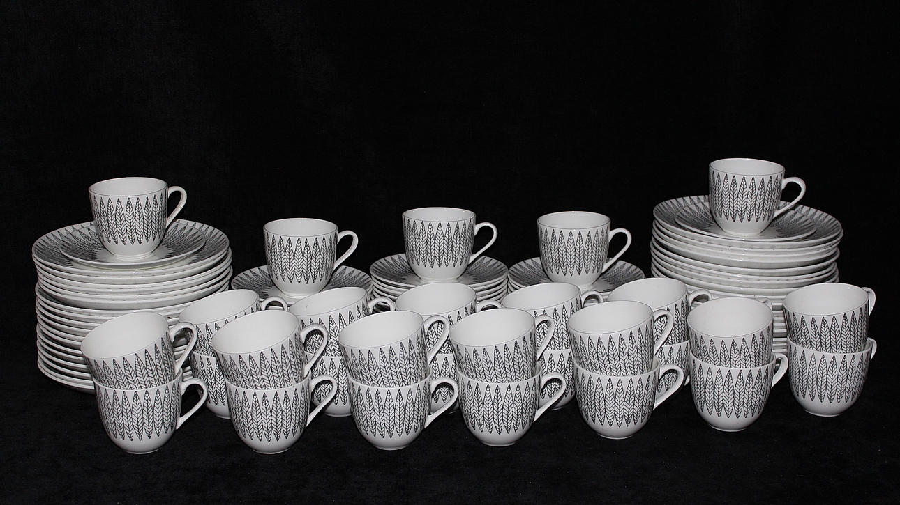KAFFESERVISDELAR, benporslin, ca 111 delar, "Salix" svart, Stig Lindberg, Gustavsberg.