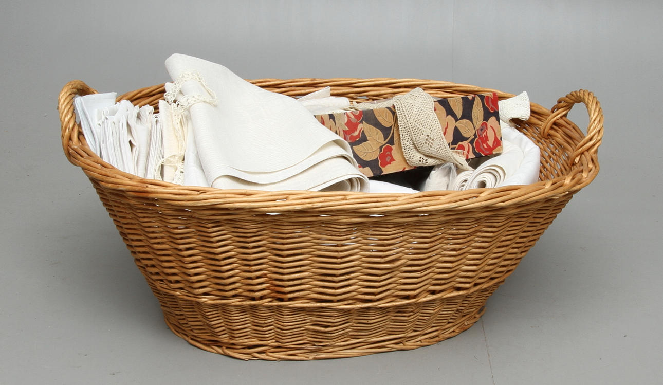 PARTI LINNE och SPETS, i korg.