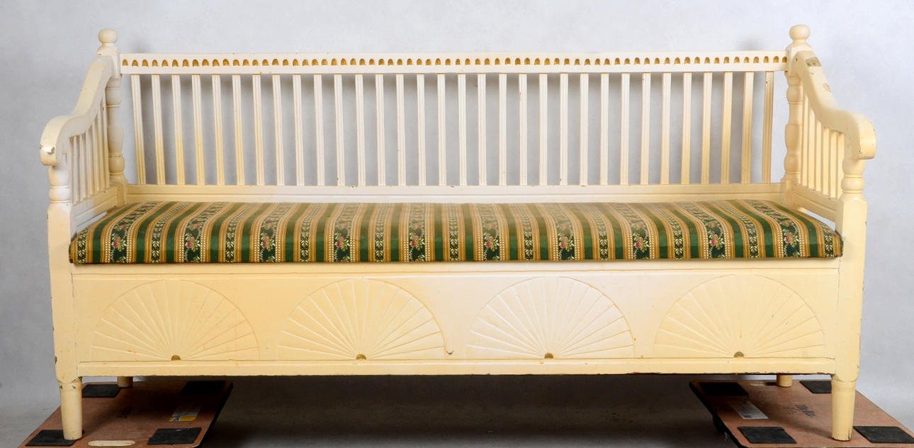 KÖKSSOFFA, vit, gustaviansk stil, 1900-talets första hälft.