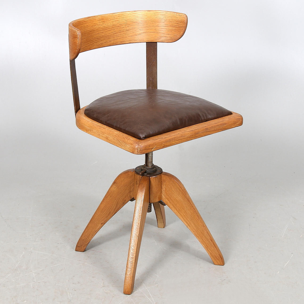 SKRIVBORDSSTOL, 1900-talets första hälft.