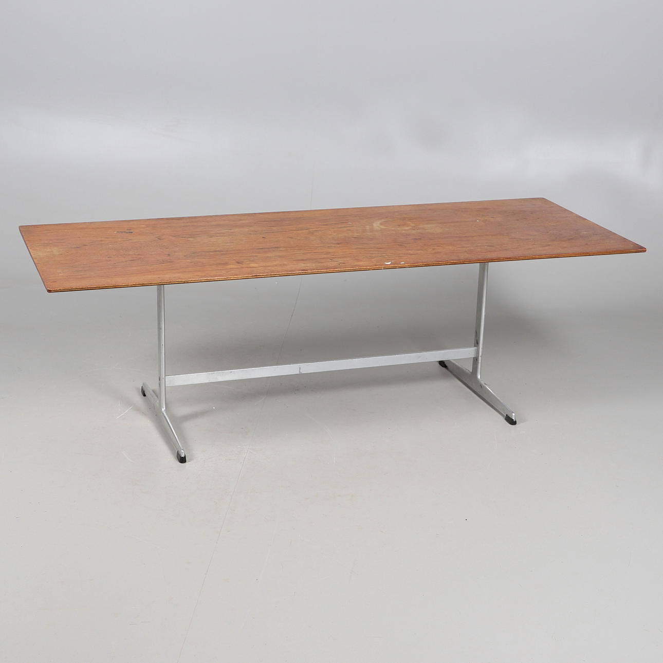 ARNE JACOBSEN FOR FRITZ HANSEN - COFFEE TABLE.