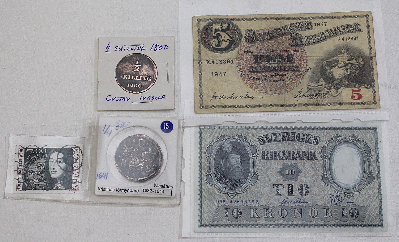 MYNT och SEDLAR, 1/2 skilling 1800, 1/4 öre 1641, 2 st sedlar, 5 kr 1947, 10 kr 1958.