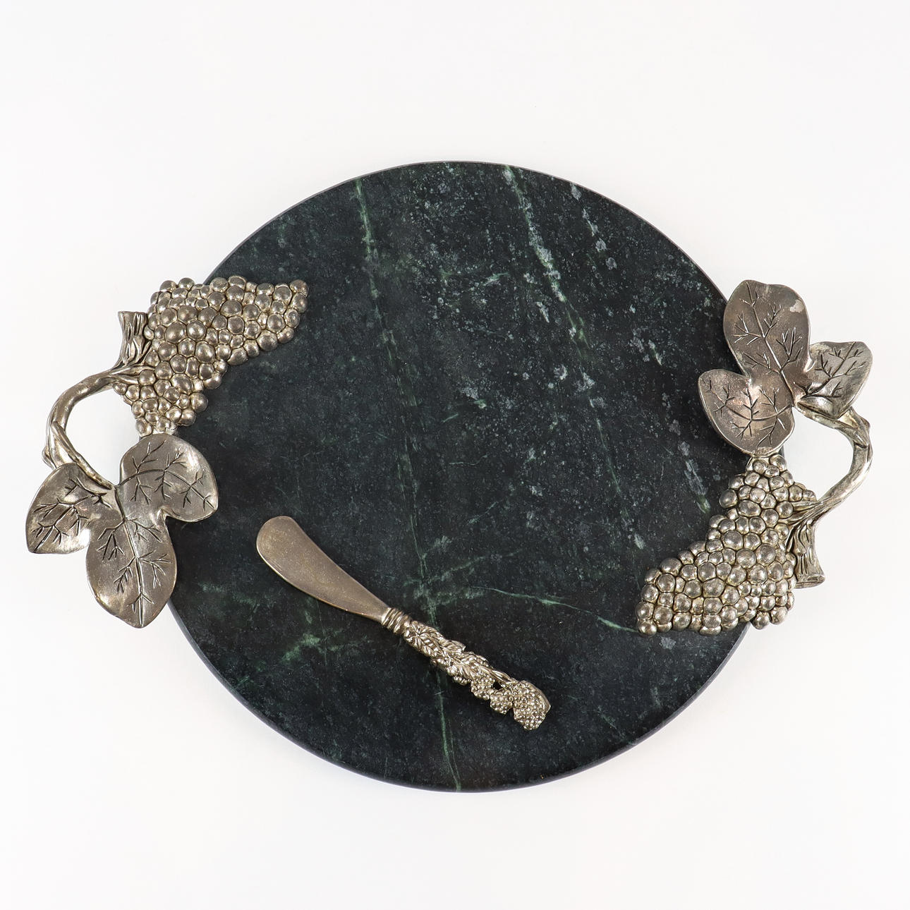 OSTBRICKA med kniv, sten och vitmetall.