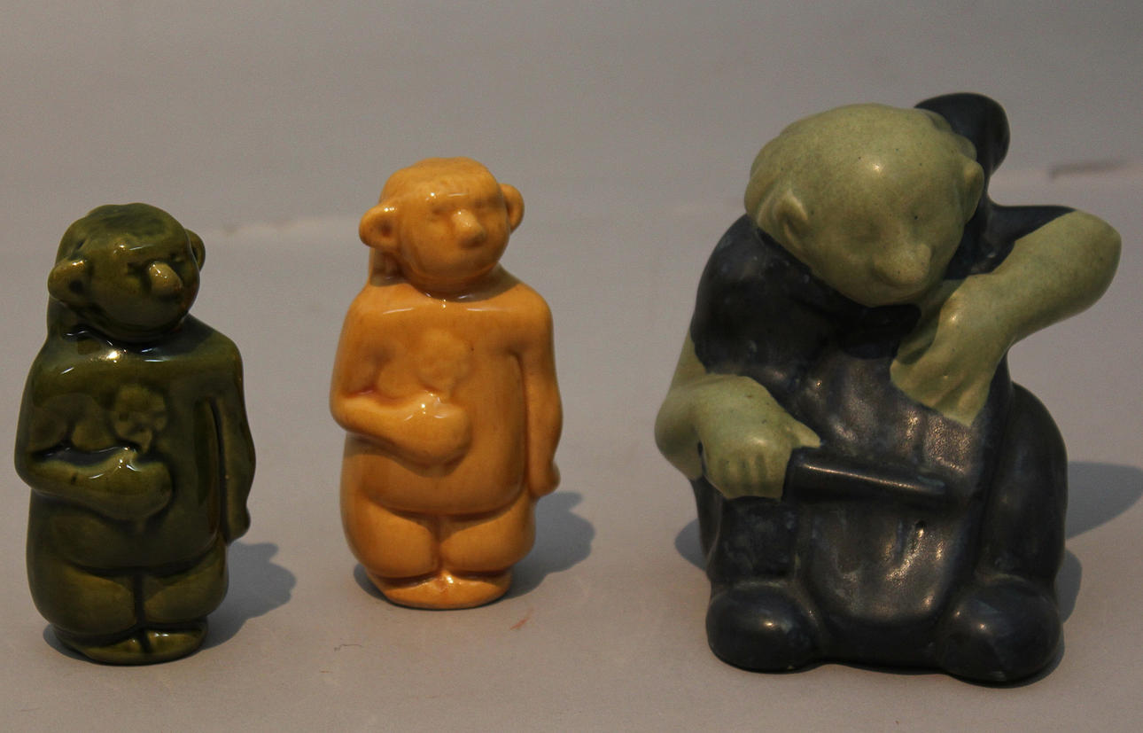 ÅKE HOLM. Parti figuriner (3). Glaserad keramik. Signerade Å Holm.