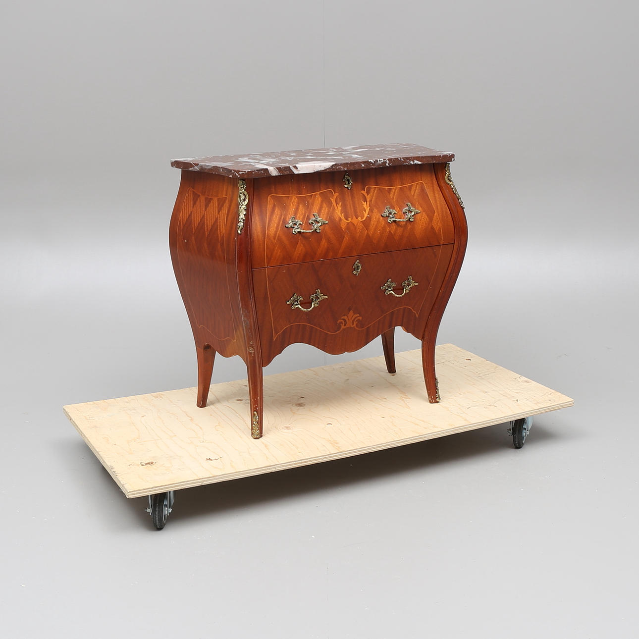 BYRÅ med stenskiva, rokokostil, 1900-tal.