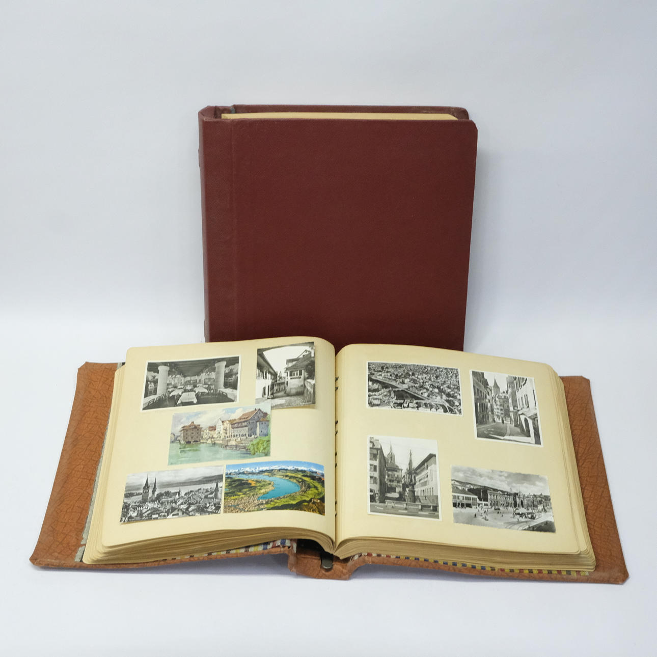 ZWEI POSTKARTENALBEN.