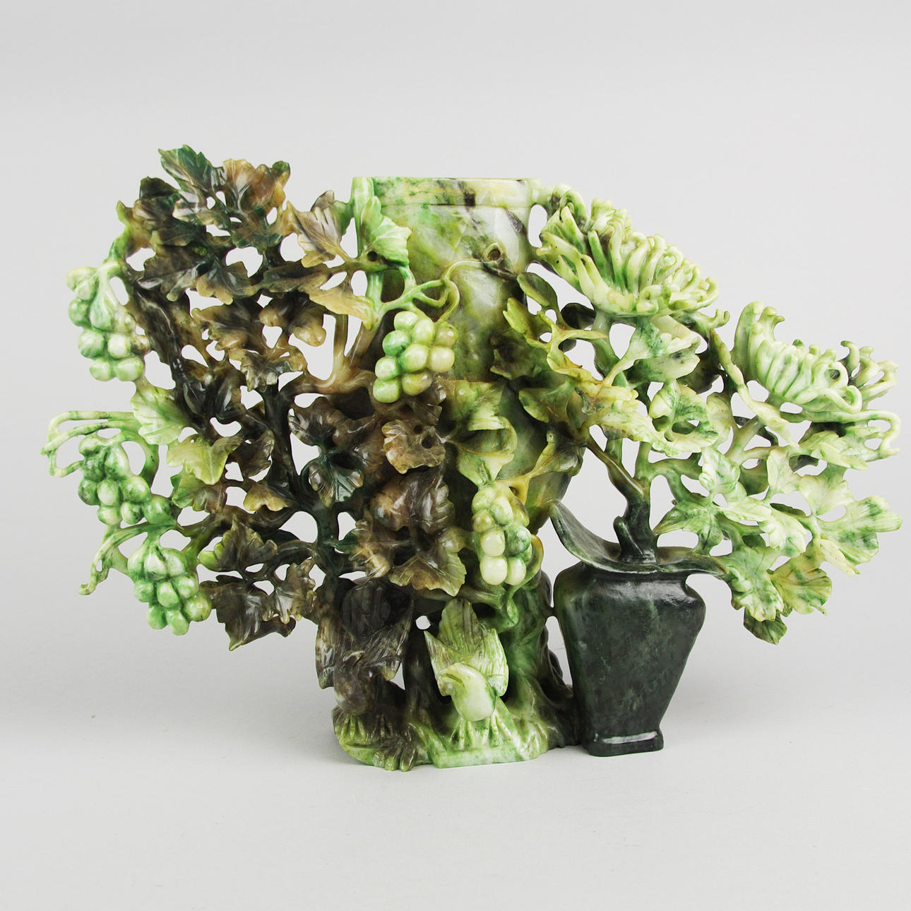 VAS, jade, dekor av växter och fåglar, Kina.