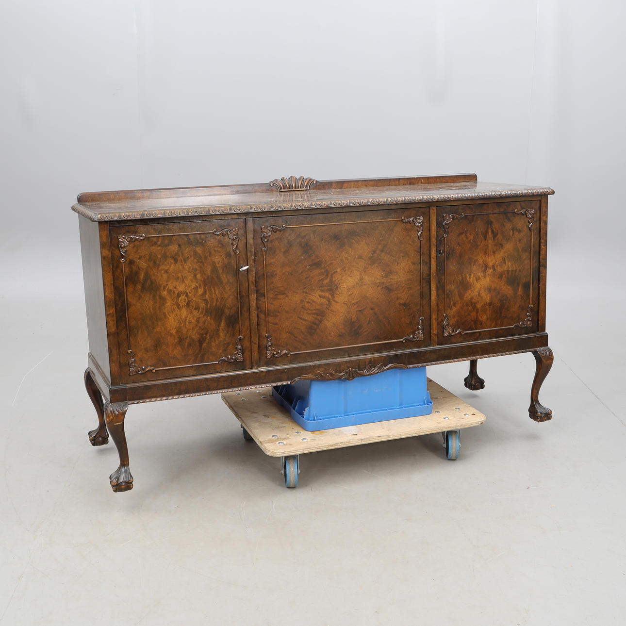 Ein Sideboard im Chippendale-Stil, erste Hälfte des 20. Jahrhunderts.