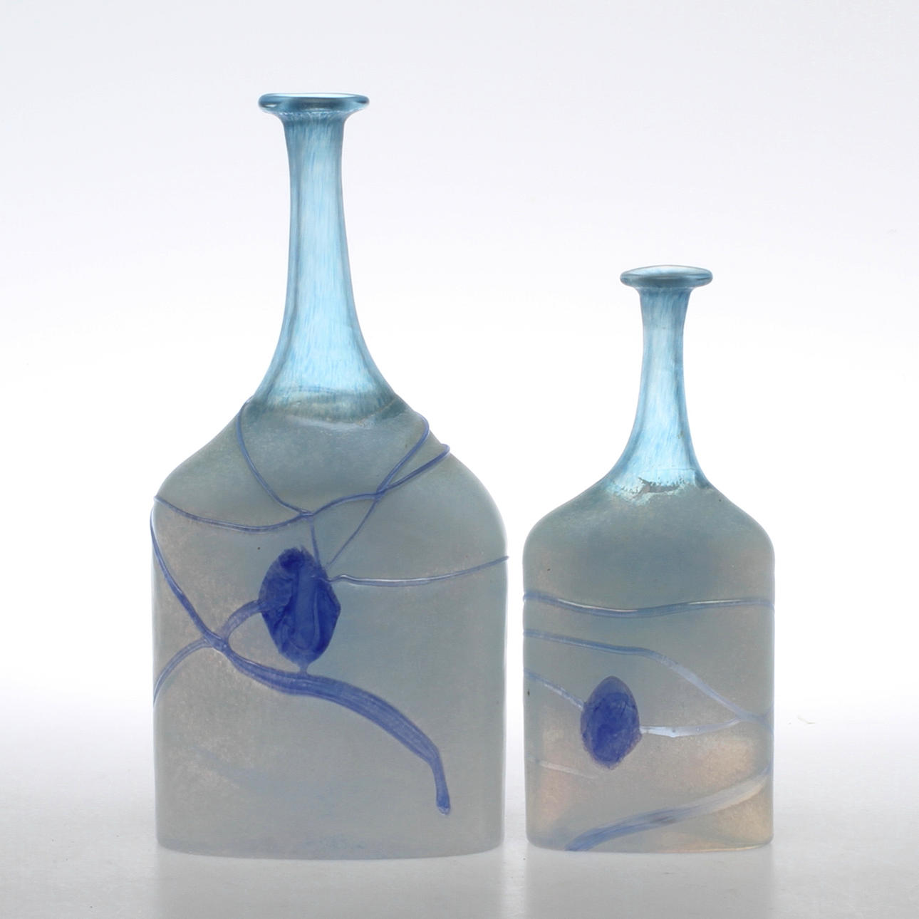 FLASKOR, 2 st, glas, Bertil Vallien, Kosta Boda, osignerade.