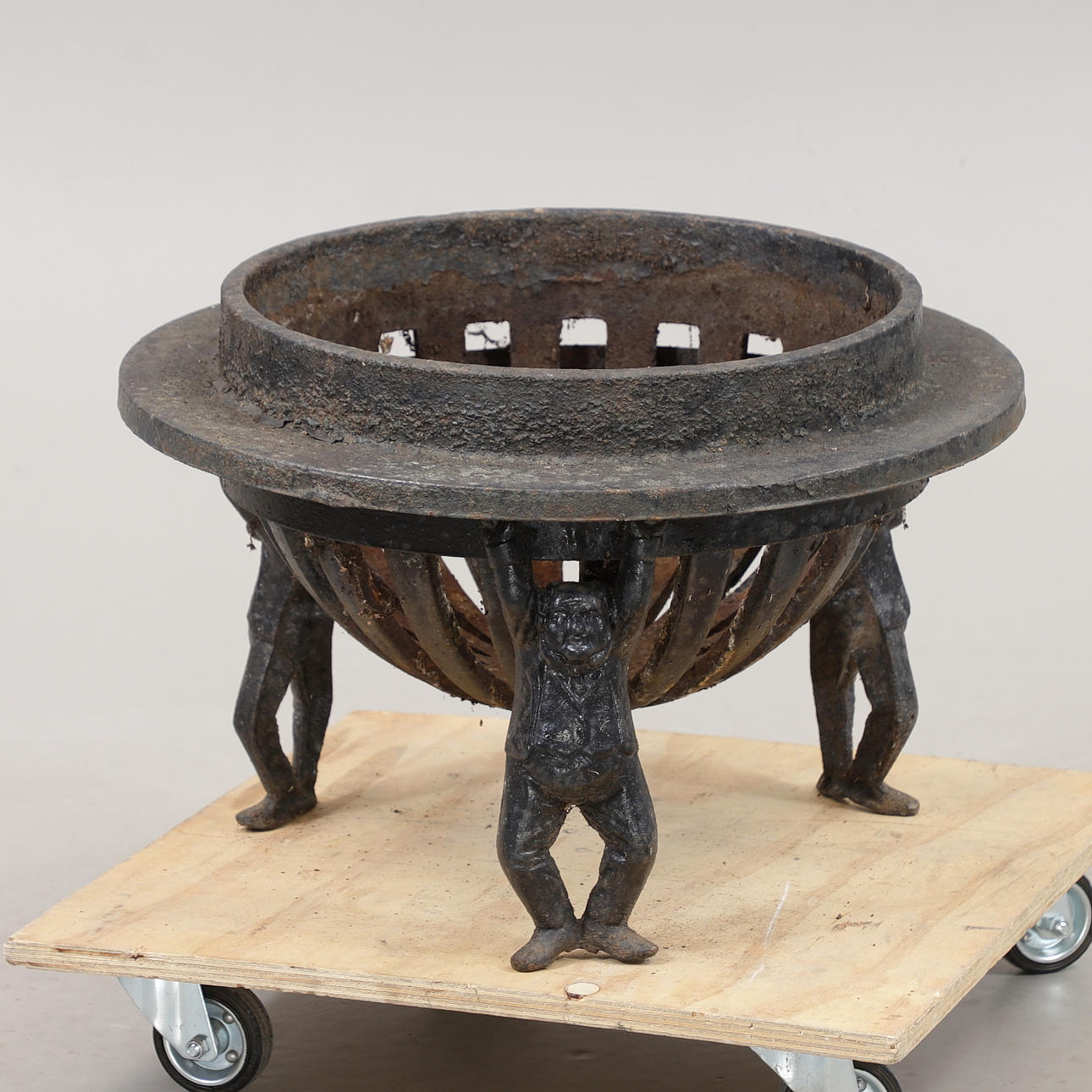 ELDKORG/TRÄDGÅRDSURNA. Gjutjärn/smide.