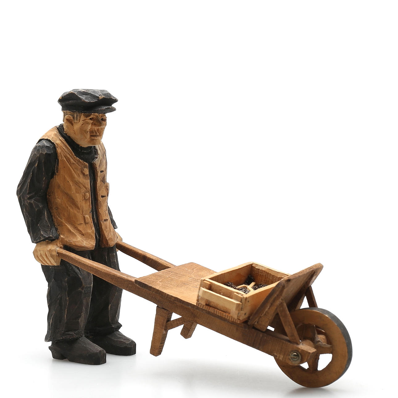 SKULPTUR i trä, man med skottkärra, signerad NN.