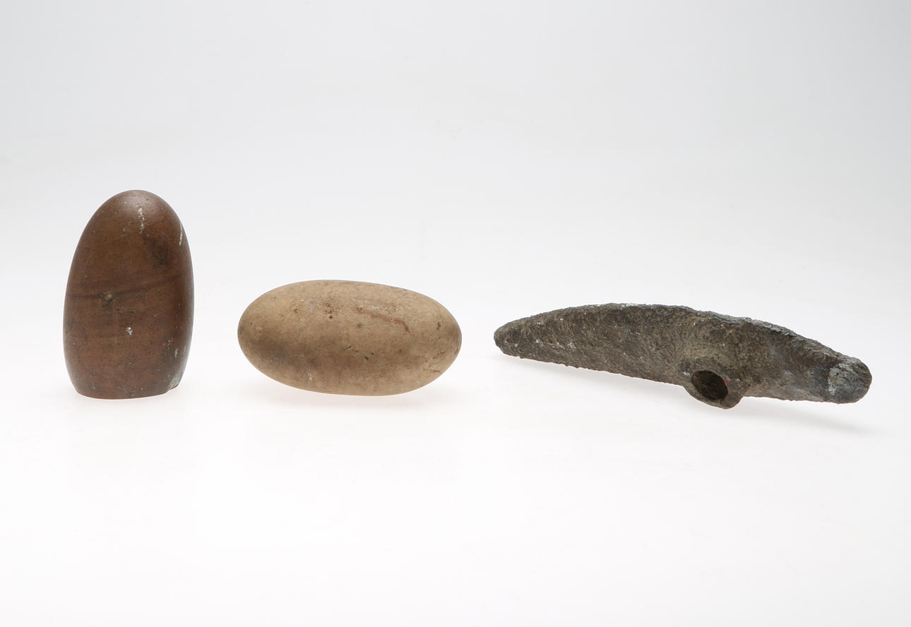 BÅTYXA M M, 3 delar stenföremål.