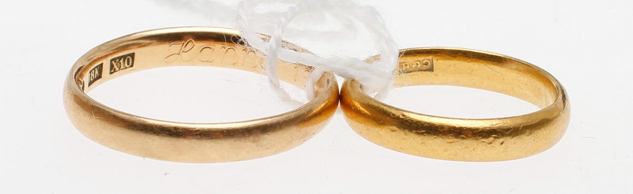 RING, 18k guld, vikt ca 3,8 gram samt RING, 23k guld, vikt ca 3,8 gram.