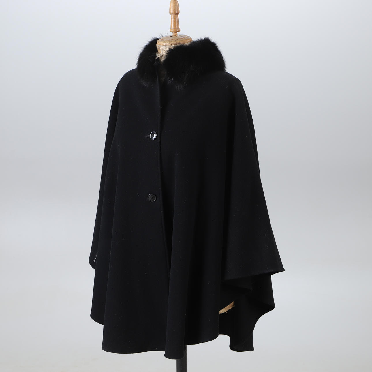 CAPE, Wolle/Cashmere mit Fellbesatz, England.